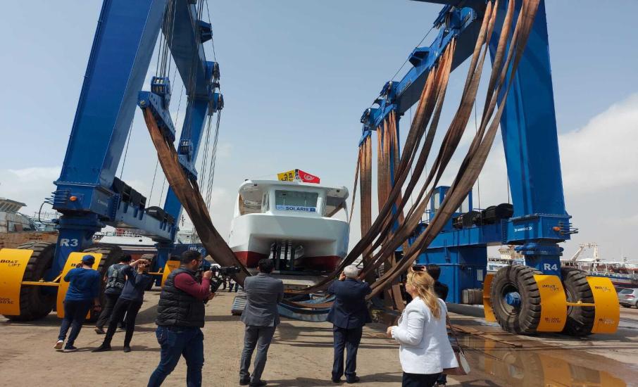 عملية التجريبية لإنزال  أول مركب يتنقل بمولدات كهربائية تعمل بالطاقة الشمسية الفوطوضوئية في البحر