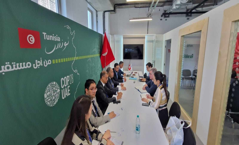 لقاء جمع المدير العام للوكالة الوطنية للتحكم في الطاقة وثلة من مسؤوليها مع الدكتور سيمون لوكاس المشرف الأوّل على البيئة والمناخ في شمال افريقيا والشرق الأوسط للمكتب البريطاني